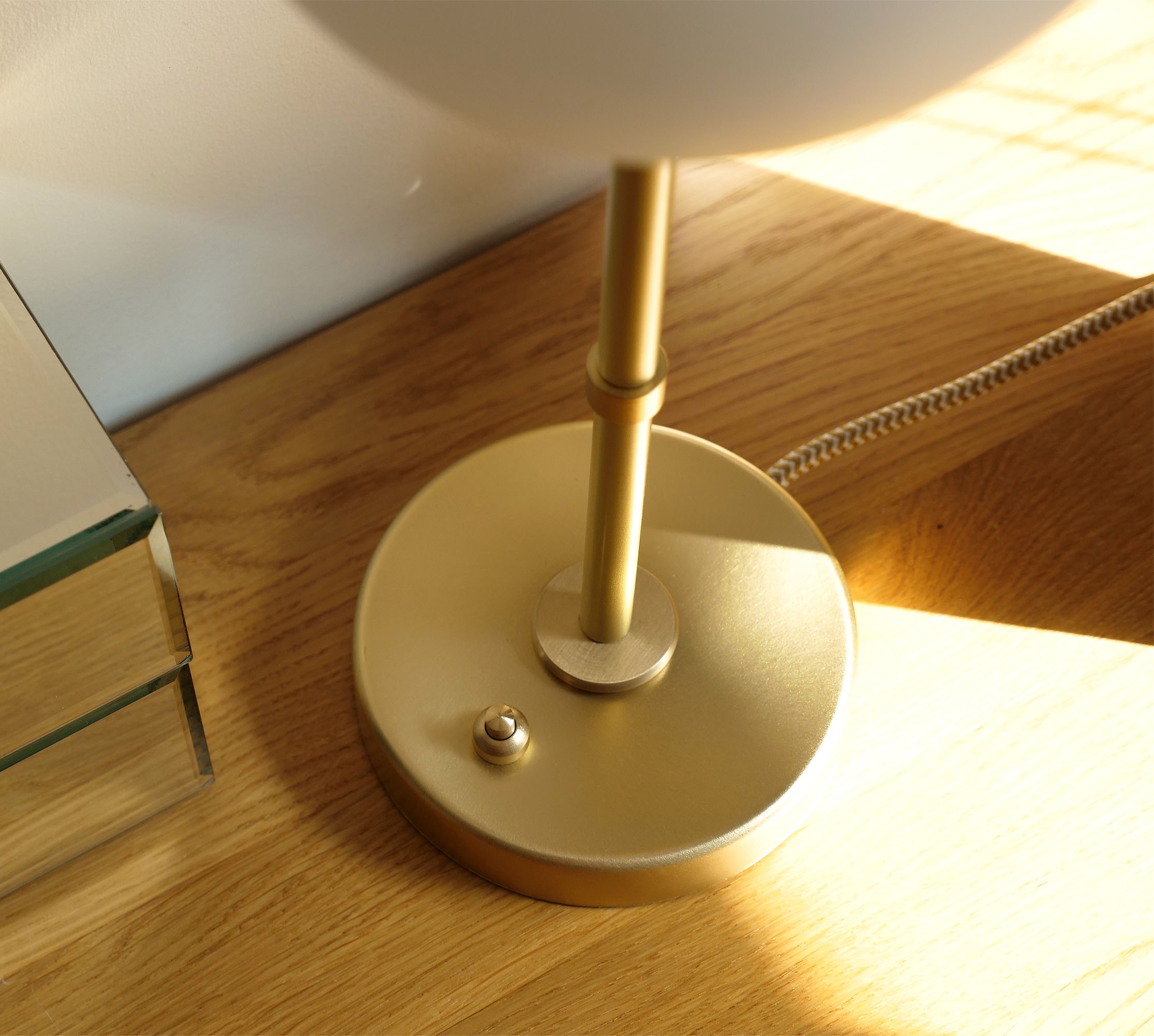 Elegancka złota lampka biurkowa z białym kloszem GP-B1U - obrazek 2